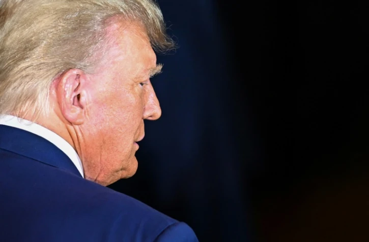 L'ex-président américain Donald Trump donne une conférence de presse dans sa résidence de Mar-a-Lago, en Floride, le 4 avril 2023