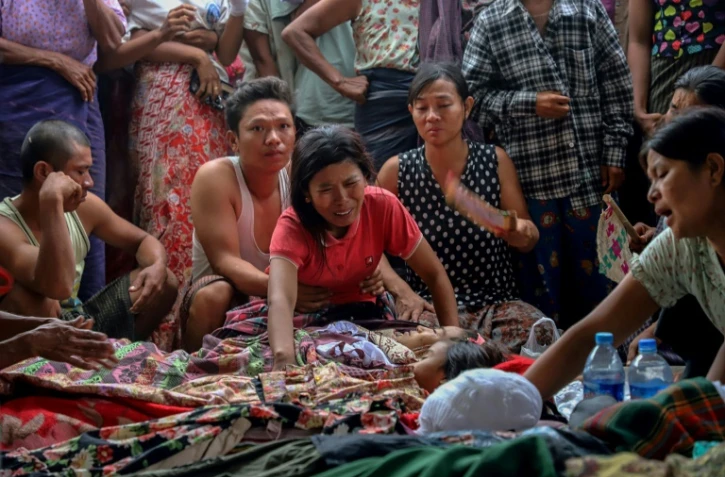 Birmans en pleurs le 12 mai 2025 aux funérailles de victimes d'un bombardement par la junte d'une école de Oe Htein Kwin, qui a fait 22 morts dont 20 enfants 