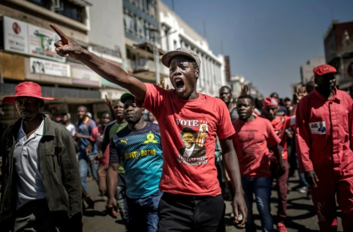 Des partisans de l'opposition manifestent dans les rues de Harare le 1er août 2018, accusant la commission électorale de truquer les résultats des élections générales.
