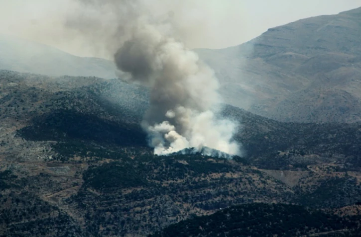 De la fumée d'un incendie près du village libanais de Shebaa, à proximité de la frontière au nord d'Israël, après une attaque de drône de l'armée israëlienne, le 4 juillet 2024