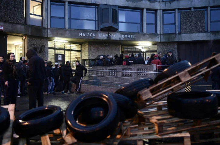 Photo d'archives d'un rassemblement de gardiens devant la prison de Fleury-Mérogis le 22 janvier 2018