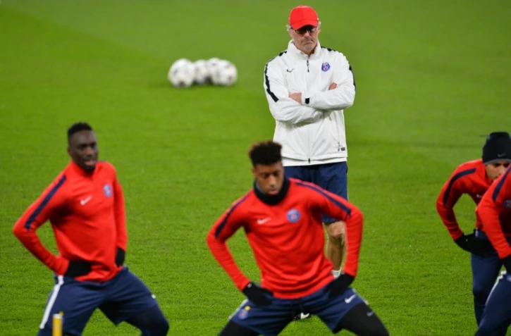 Le technicien du PSG Laurent Blanc (c) avec ses joueurs lors d'une séance d'entraînement à Stamford Bridge, le 8 mars 2016   