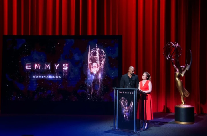 Les acteurs américains Shemar Moore (g) et Anna Chlumsky présentent les nominations aux Emmy Awards, le 13 juillet 2017 à Los Angeles