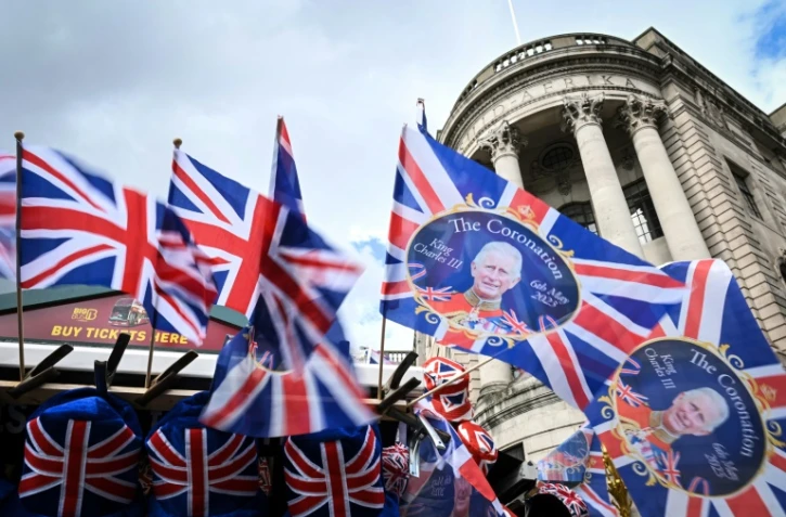 Des drapeaux à l'effigie du roi Charles III à la veille de son couronnement, le 5 mai 2023 à Londres