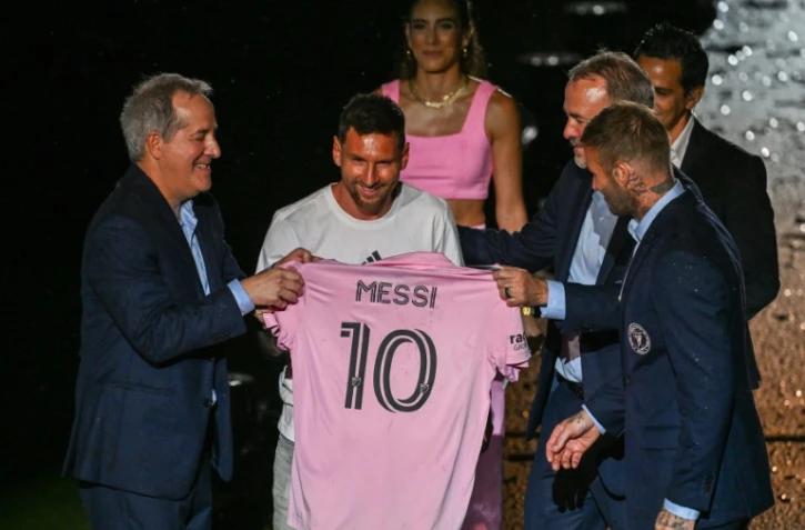 La star argentine du football Lionel Messi (2e à g.) est présenté par (de d. à g.) les propriétaires de l'Inter Miami CF David Beckham, Jose R. Mas et Jorge Mas à Fort Lauderdale, Floride, le 16 juillet 2023