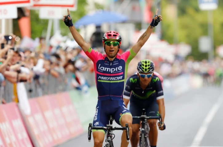 L'Italien Diego Ulissi (Lampre) célèbre sa victoire d'étape au Giro d'Italia devant le Costaricien Andrey Amador, le 18 mai 2016 à Asolo