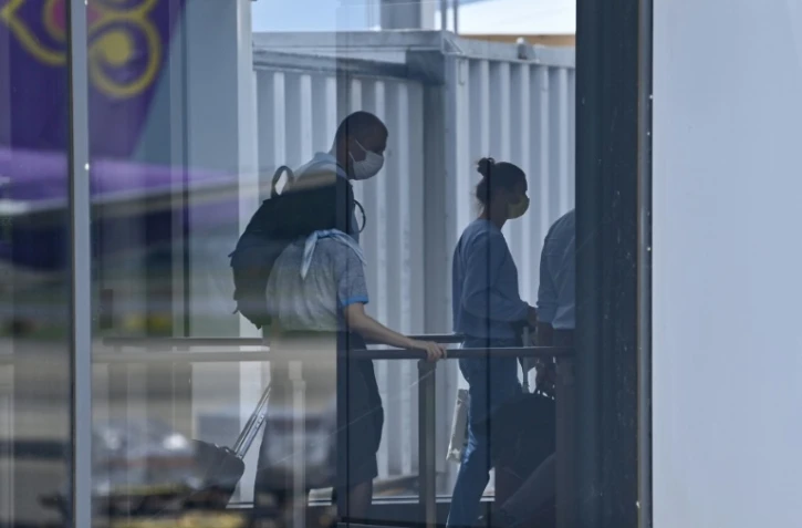 L'athlète bélarusse Krystsina Tsimanouskaya (droite) monte à bord de son vol Tokyo-Vienne le 4 août 2021