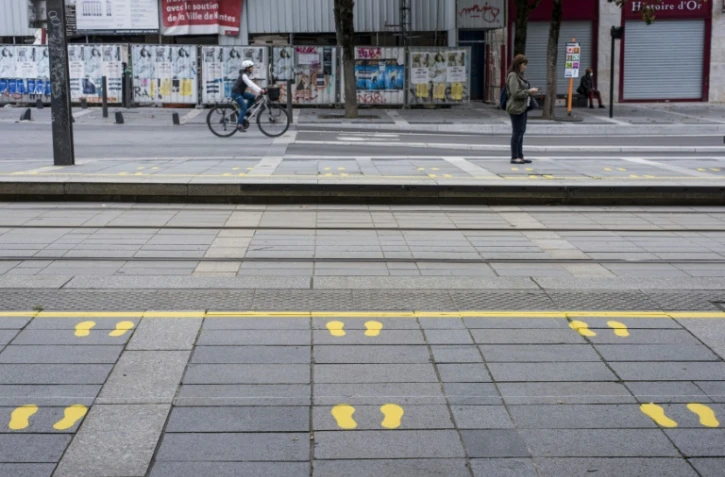Un quai de tramway avec des marques jaunes peintes sur le sol pour que les gens gardent les règles de distanciation sociale, le 8 mai 2020 à Nantes
