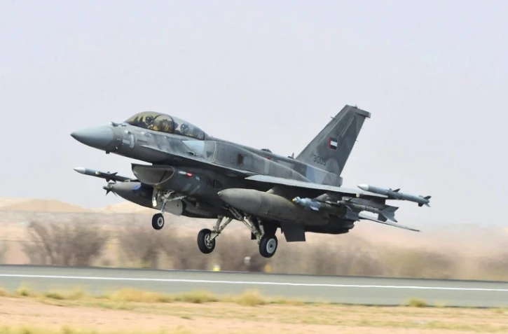 Photo prise le 1er avril 2015 et transmise le 4 avril 2015 par l'agence WAM des Emirats arabes unis, montre un chasseur de la coalition  dirigée par l'Arabie saoudite décollant avant une opération contre des bases présumées de rebelles Houthis au Yémen