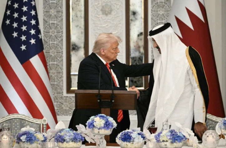 L'émir du Qatar, cheikh Tamim ben Hamad al-Thani (d et le président américain Donald Trump lors d'un dîner d'Etat au palais de Lusail à Doha, le 14 mai 2025