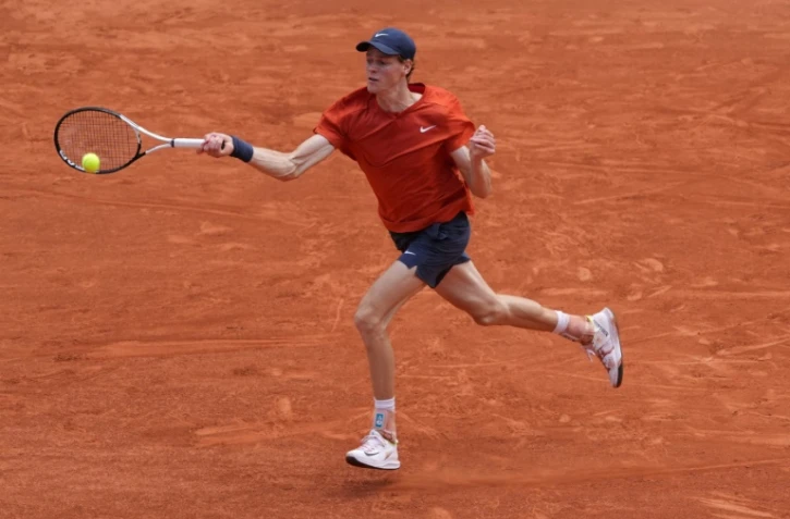 L'Italien Jannik Sinner, prochain N.1 mondial, en quarts du tournoi de Roland-Garros contre le Bulgare Grigor Dimitrov sur le court Philippe-Chatrier le 4 juin 2024 Ă Paris