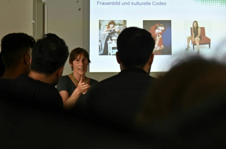 La formatrice Carola Pietrusky-Niane devant des réfugiés lors des cours "Ensemble pour le respect de la sécurité", le 28 juin 2019 à Berlin, en Allemagne