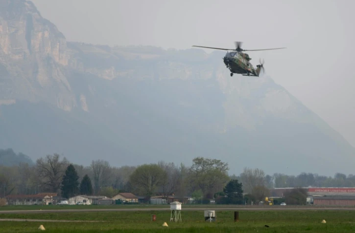 Un hélicoptère militaire arrive à l'aéroport de Grenoble avec à son bord deux patients atteints de Covid-19, transférés d'un hôpital de Besançon au CHU de Grenoble, le 29 mars 2020