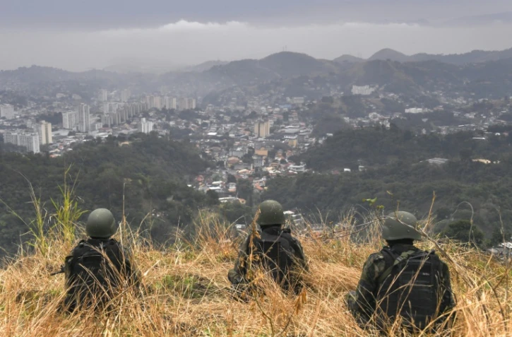 Des soldats brésiliens prennent position à Niteroi, une banlieue de Rio de Janeiro, le 16 août 2017