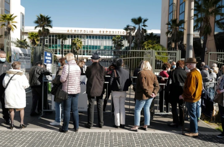 File d'attente devant un centre de vaccination anti-Covid-19, samedi 13 mars à Nice 
