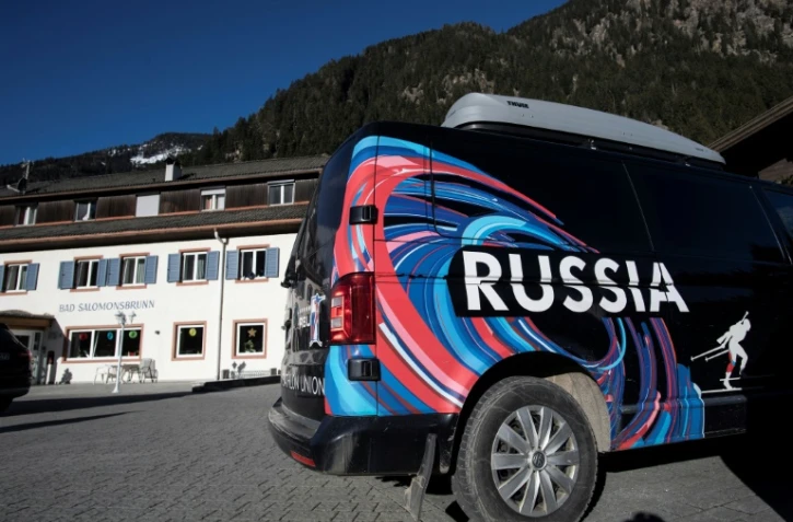 Une camionnette de la Fédération russe de biathlon devant l'hôtel où a eu lieu une descente de police, samedi 22 février à Anterselva