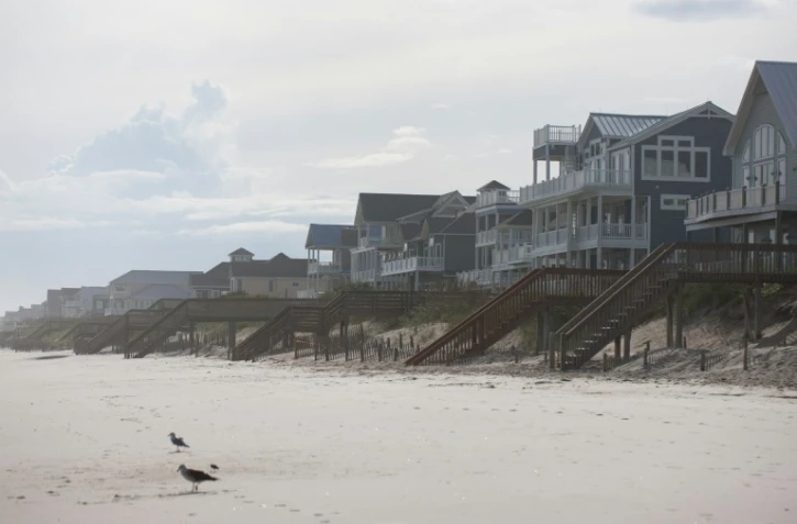Les maisons en bois typiques des plages de la région, comme ici à Topsail Island, en Caroline du Nord, le 12 septembre 2019