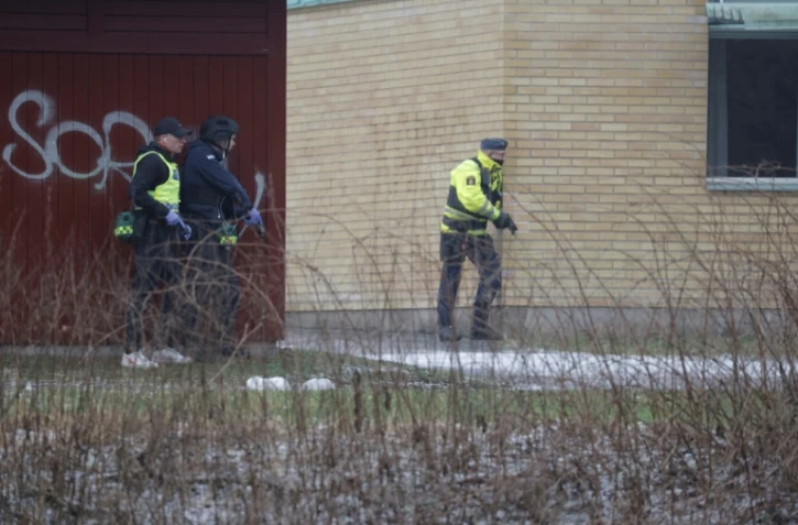 Des policiers en position près d'une école à Orebro en Suède le 4 février 2025