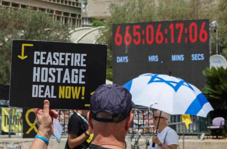 Des proches d'otages israéliens retenus à Gaza manifestent à Tel-Aviv pour réclamer l'arrêt de la guerre et la libération des captifs, lors de la visite de l'envoyé américain Steve Witkoff, le 2 août 2025