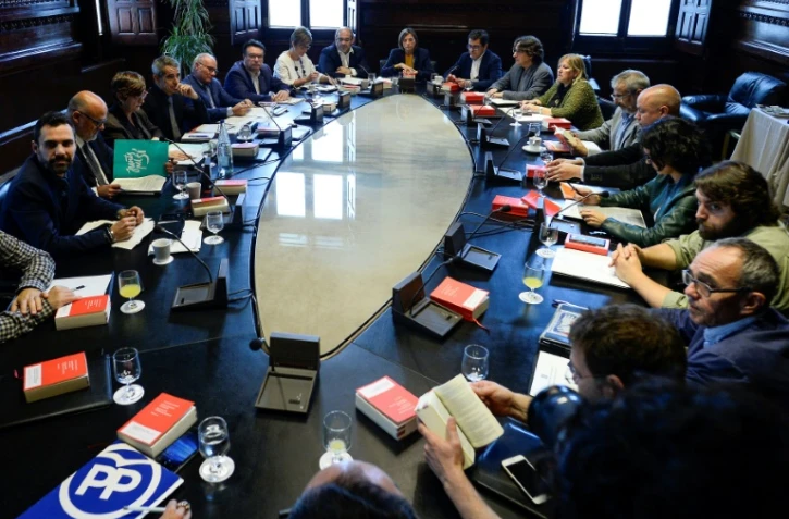 La présidente du Parlement catalan Carme Forcadell (c) lors d'une réunion avec les membres du Parlement, le 23 octobre 2017 à Barcelone