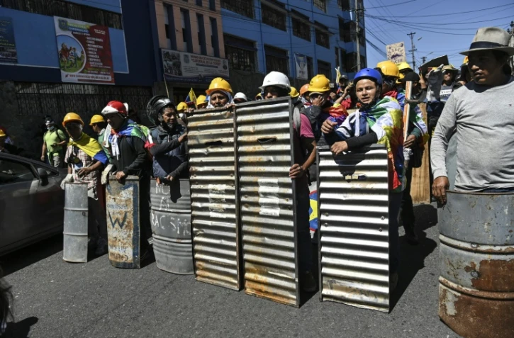 Des manifestants indigène avec des boucliers de fortune, à Quito le 28 juin 2022