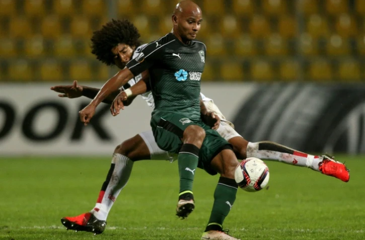 Le défenseur brésilien de Nice Dante à la lutte avec son compatriote de Krasnodar Ari, le 29 septembre 2016 à Krasnodar