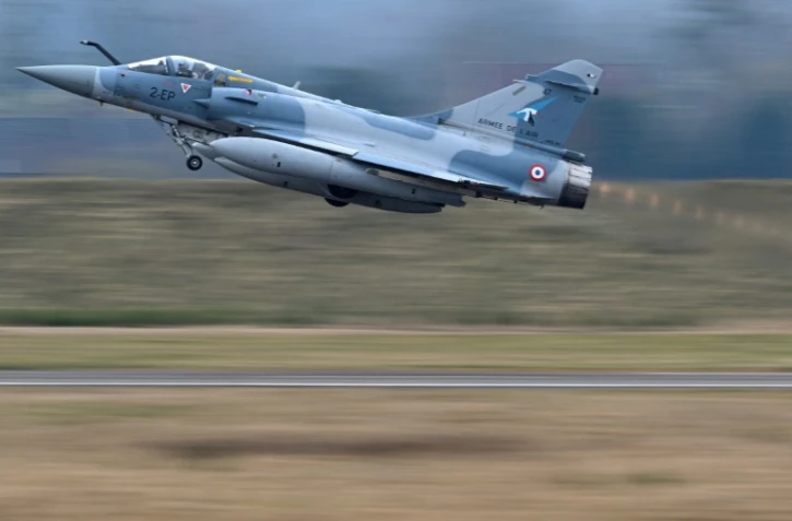 Un Mirage 2000-5F décolle de la base aérienne de Luxeuil-Saint-Sauveur, en Haute-Saône, pour aller assurer une mission de "police du ciel" au-dessus des pays baltes, le 13 mars 2022