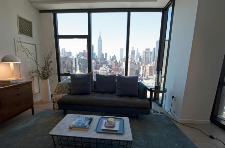 Une vue de New York depuis un appartement de l'American Copper Building, le 17 mars 2017