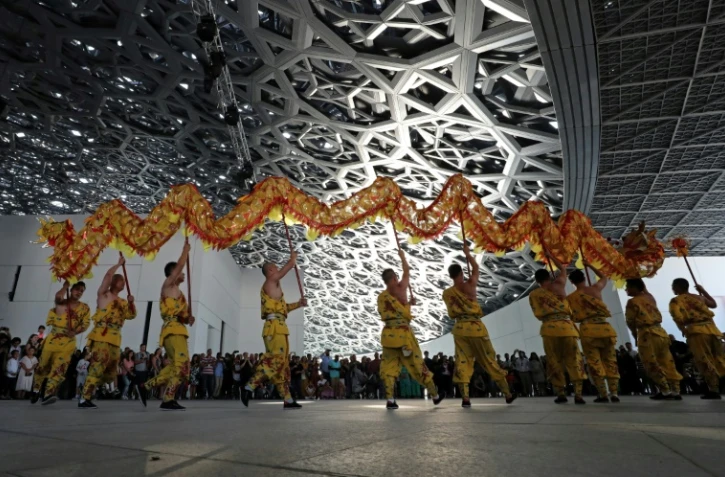 Danceurs coréens du groupe "Baraji" lors de l'ouverture du musée Louvre Abu Dhabi le 11 novembre 2017