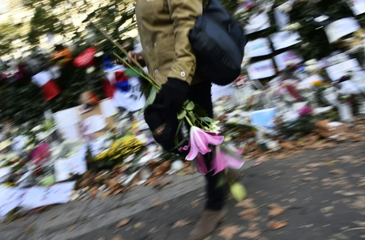 Fleurs et messages en hommage aux victimes du Bataclan le 22 novembre 2015 à Paris