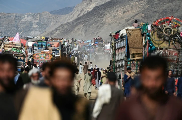 Des réfugiés afghans dans un camp à leur arrivée du Pakistan, près de la frontière à Torkham, dans la province de Nangarhar, le 2 novembre 2023