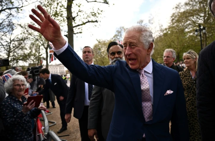 Le roi Charles III sur le Mall qui part du palais de Buckingham à Londres, le 5 mai 2023, à la veille de son couronnement