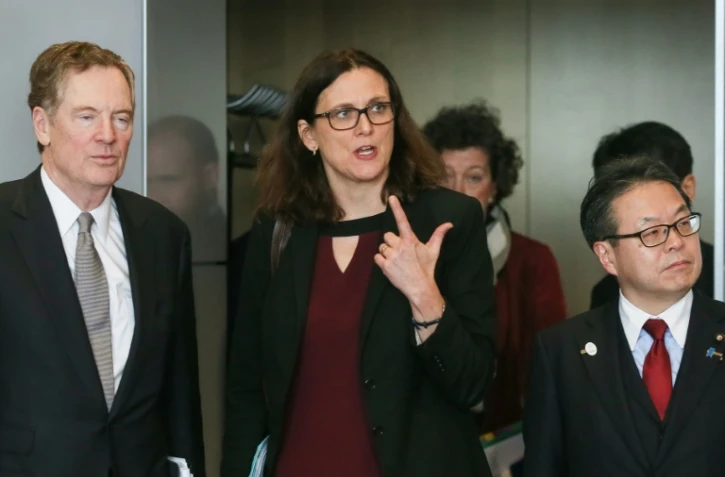 La commissaire européenne au Commerce Cecilia Malmström (C), le représentant américain au commerce, Robert Lighthizer (G) et le ministre de l'Economie japonais Hiroshige Seko alors d'une rencontre à Bruxelles le 10 mars 2018