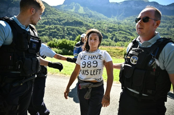 Des militants écologistes du mouvement Dernière rénovation ont immobiliser pendant un quart d'heure les coureurs du Tour de France le 12 juillet 2022 lors de la 10e étapede l'épreuve