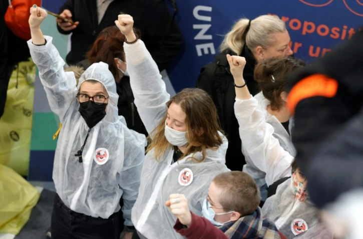 Des militants du mouvement écologiste Extinction Rebellion manifestent au pied du stand de la FNSEA lors du Salon de l'agriculture, le 27 février 2022 à Paris