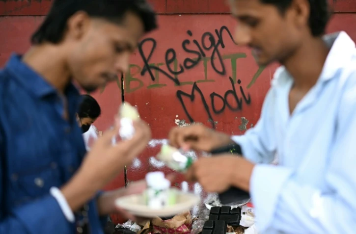 Des sympathisants du Cockroach Janta Party (CJP), le parti du peuple des cafards, lors d'une manifestation pour exiger la démission du ministre indien de l’Éducation, Dharmendra Pradhan, au Jantar Mantar, à New Delhi, le 22 juillet 2026