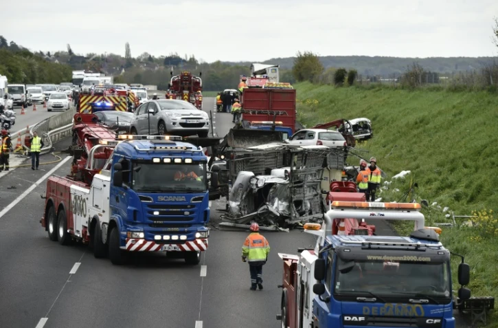 Des pompiers interviennent sur un accident entre deux camions et six voitures sur l'autoroute A13 près des Mureaux en direction de Paris, le 25 avril 2016