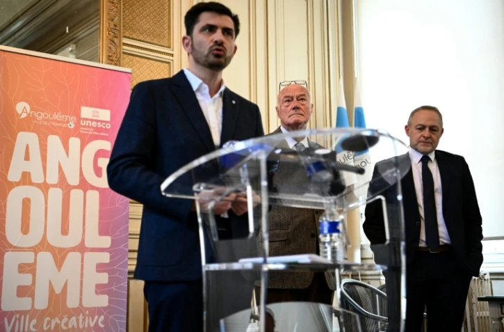Le maire d'Angoulême, Xavier Bonnefont, s'adresse aux médias à l'hôtel de ville d'Angoulême, dans la Charente, le 20 novembre 2025