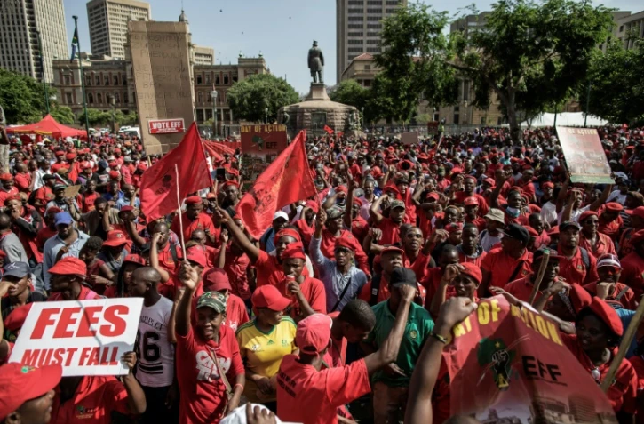 Des partisans du parti des Combattants pour la liberté économique (EFF, gauche radicale) manifestent le 2 novembre 2016 devant un tribunal de Pretoria