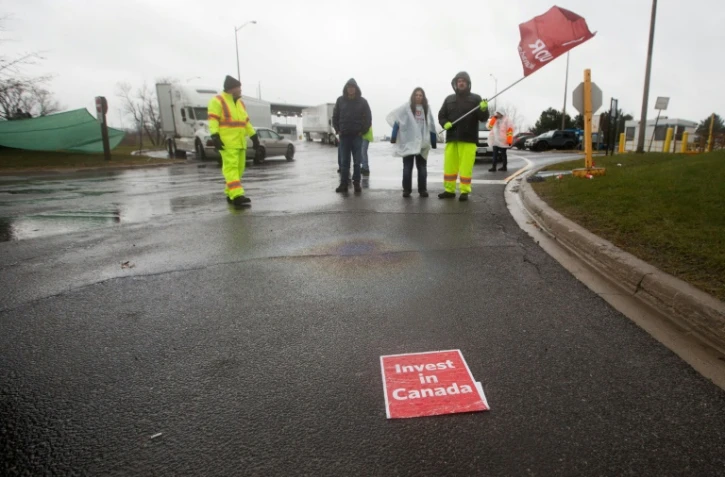 Des membres du syndicat Unifor bloquent un accès à l'usine GM d'Oshawa au Canada, le 26 novembre 2018