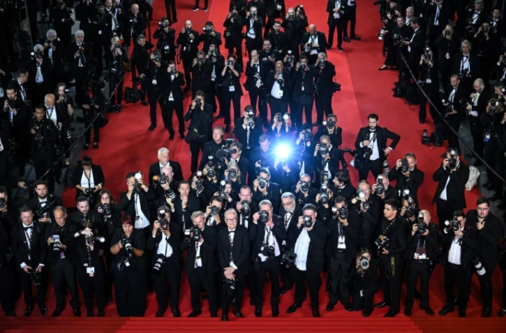 Des photographes en action après la projection du film "Eddington" lors de la 78ème édition du Festival de Cannes, dans le sud de la France, le 16 mai 2025