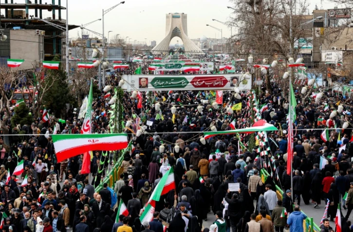 Des partisans du gouvernement iranien défilent dans le centre de Téhéran à l'occasion du 47e anniversaire de la Révolution islamique, le 11 février 2026