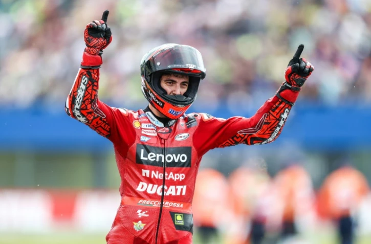 Le pilote Ducati Francesco Bagnaia savoure son triomphe au GP moto des Pays-Bas sur le circuit d'Assen, le 26 juin 2022 