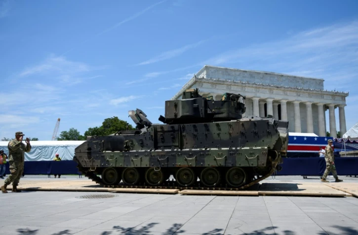 Un char Bradley devant le Lincoln Memorial, le 3 juillet 2019 à Washington, dans le cadre des préparatifs de la fête nationale du 4 juillet