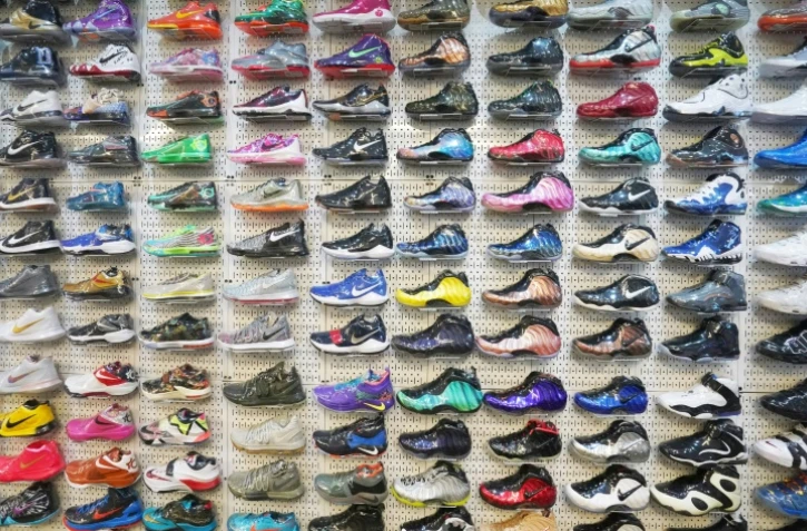 Des baskets en vente dans un dépôts-vente du site Stadium Goods, le 6 juin 2018 à New York
