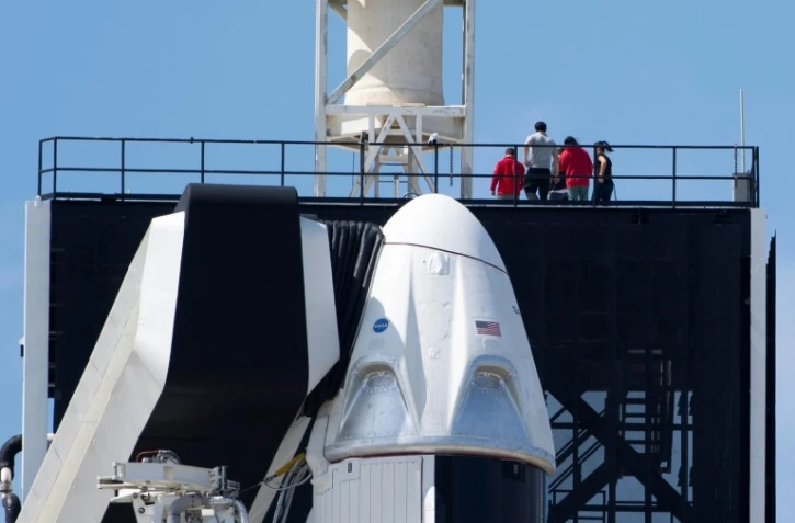 Une capsule Crew Dragon au sommet d'une fusée Falcon 9 de Space X, le 1er mars 2019 au Centre Spatial Kennedy, en Floride
