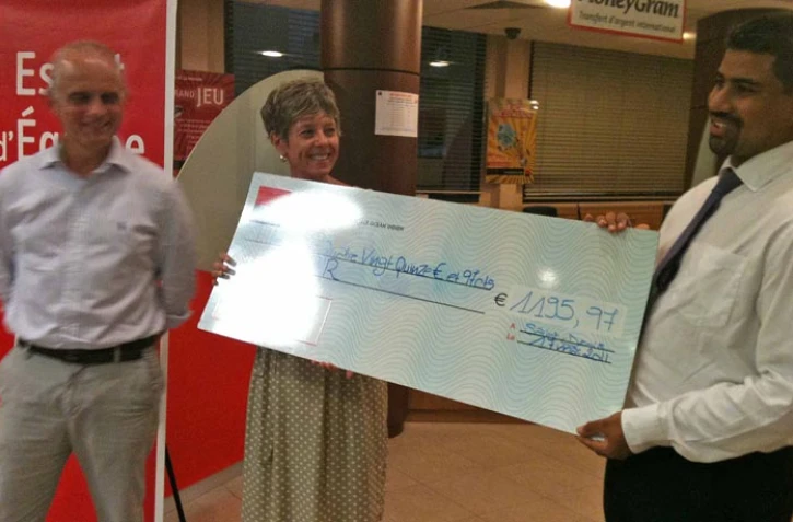 Mardi 17 mai 2011 - La BFC OI remet un chèque à l'EGC de La Réunion - Photo CCIR