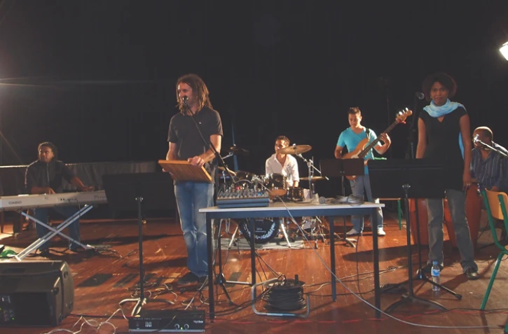 &quot;Dan péi Mahavel&quot;, premier album du groupe Flerkan