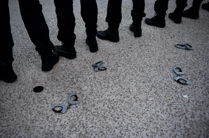 Des menottes jetées à terre par les policiers devant la Haute Cour de Marseille lors d'un rassemblement, le 11 juin 2020, pour protester contre les dernières annonces du ministre de l'Intérieur