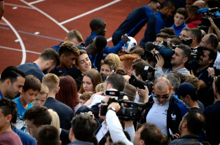 L'équipe de France rencontre ses supporters à Clairefontaine, près de Paris, le 6 juin 2016